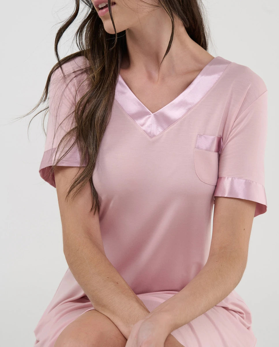 Camisón de manga corta vigoré de rayas celeste con cuello pico y bolsillo decorativo.