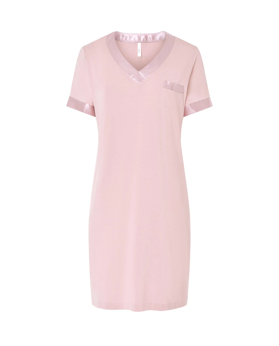 Modelo luce camisón corto de tirantes finos en suave modal rosa palo con cuello pico de raso