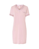 Modelo luce camisón corto de tirantes finos en suave modal rosa palo con cuello pico de raso