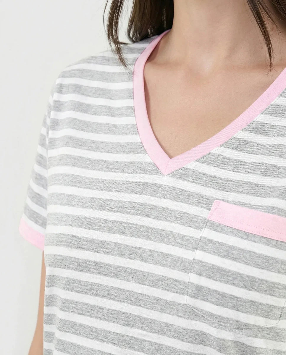 Detalle cuello pico en contraste rosa del camisón corto de rayas grises