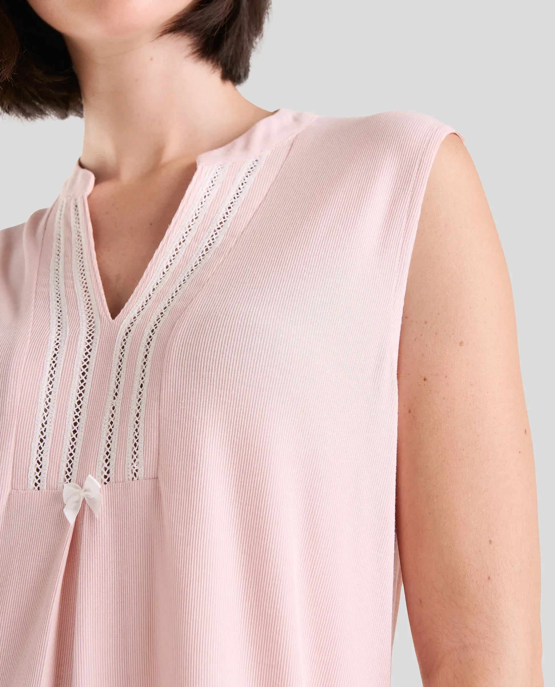 camisola rosa a topitos sin mangas con botones y bolsillo en el pecho