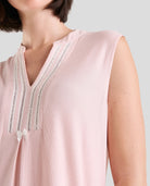 camisola rosa a topitos sin mangas con botones y bolsillo en el pecho