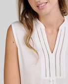Detalle de la camisola lencera de verano rosa con cuello abierto con pata de raso y botones y encaje en cintura