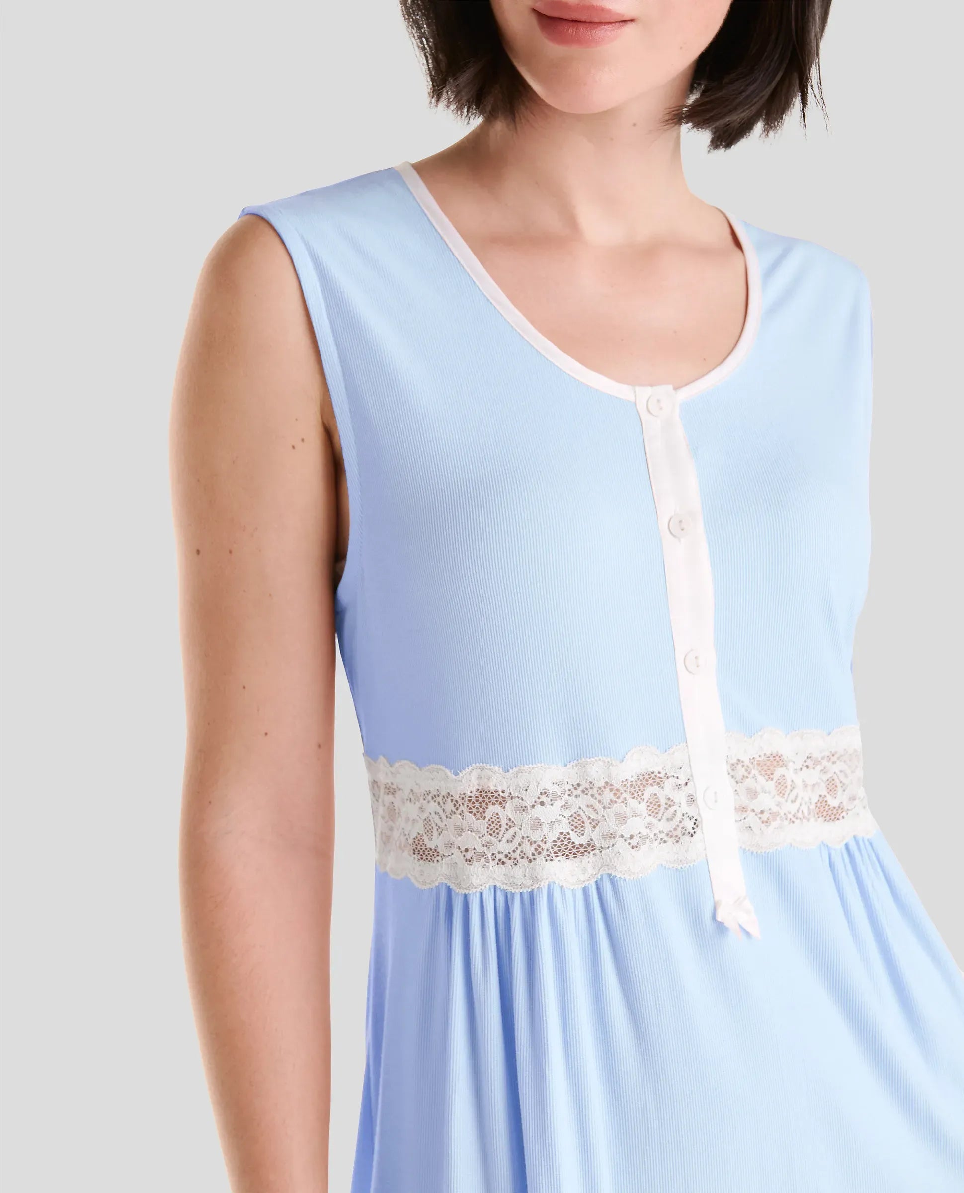 Camisón corto de mujer Lohe, tejido canalé liso rosa, abierto con pata de raso y botones, encaje en cintura y sin mangas.