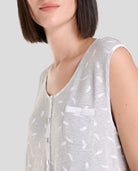 Vista detalle de camisón corto de verano sin mangas en gris estampado con cuello abierto y bolsillo decorativo