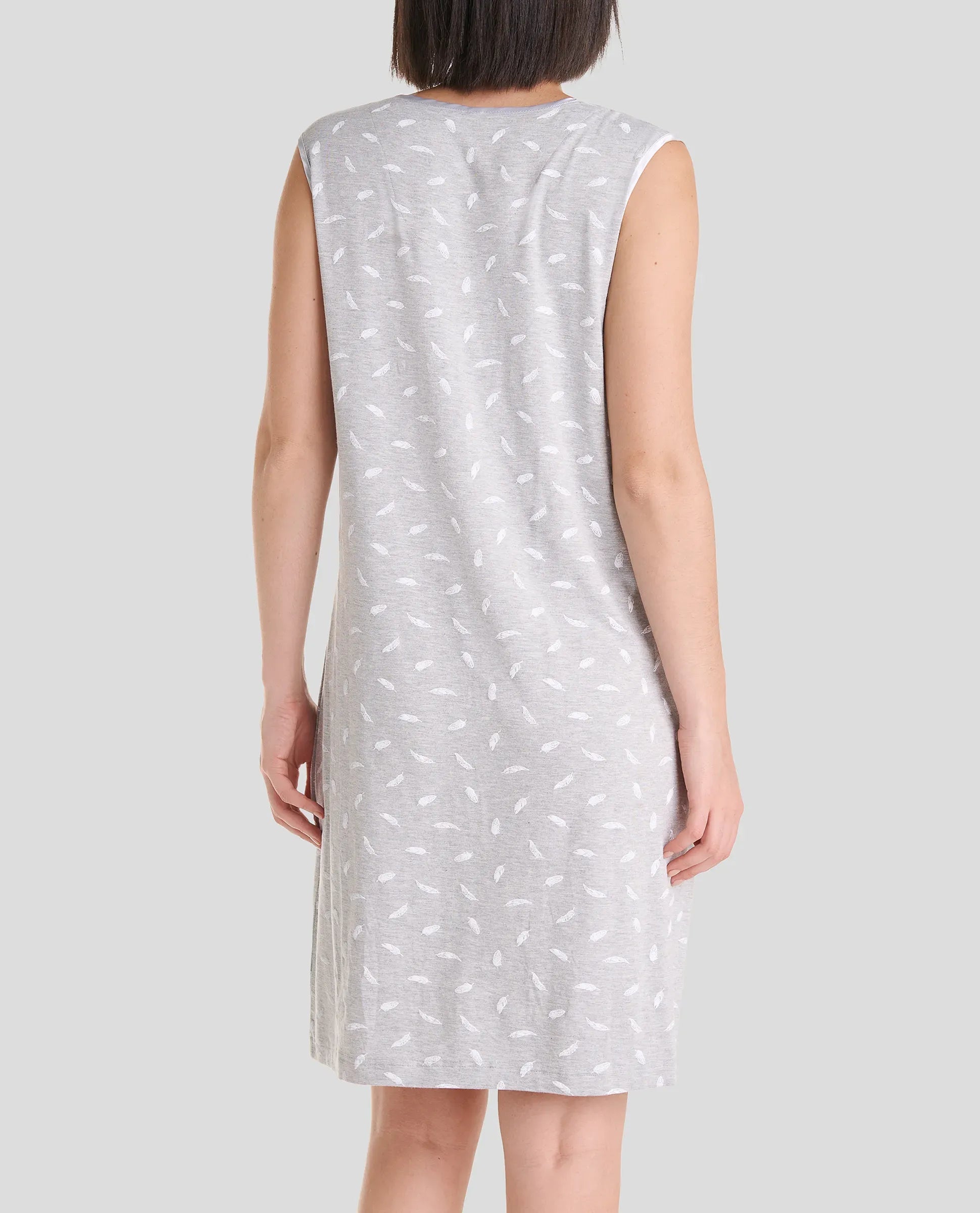 Vista trasera de camisón de verano sin mangas color gris con estampado de plumas blancas. Fresco y elegante para el verano.