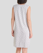 Vista trasera de camisón de verano sin mangas color gris con estampado de plumas blancas. Fresco y elegante para el verano.