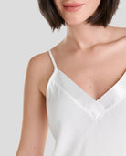 Mujer luce camisón de tirantes verano con bata corta de raso conjuntada