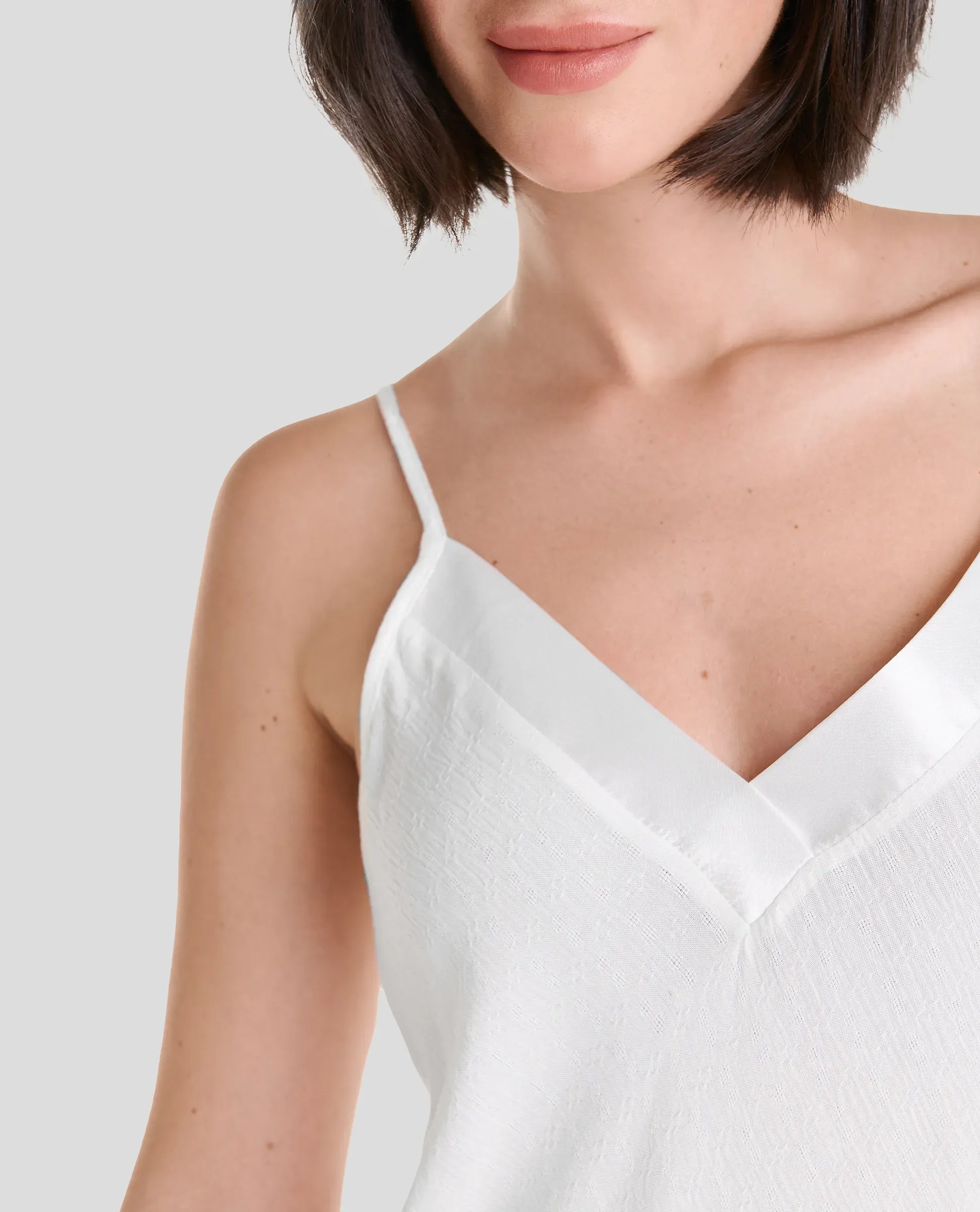 Mujer luce camisón de tirantes verano con bata corta de raso conjuntada