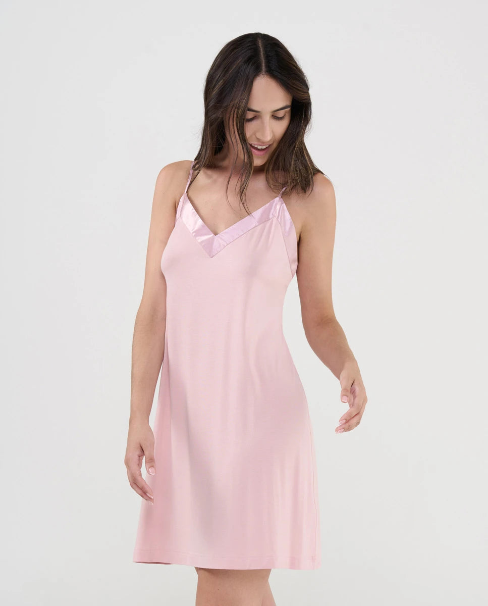 Mujer con elegante y delicado camisón corto de raso azul, escote en pico y tirante fino
