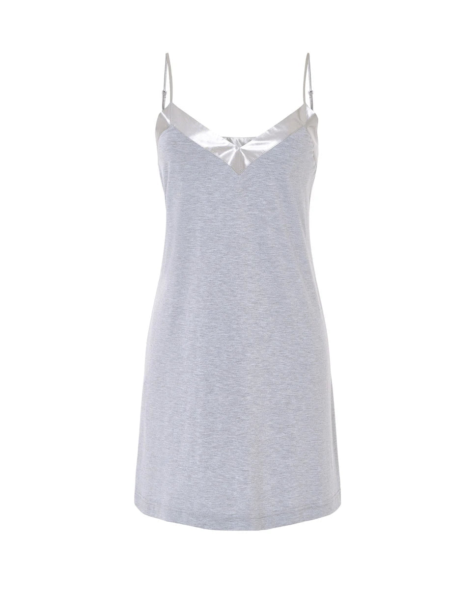 Camisón modal corto gris de tirantes finos y cuello pico de raso a tono.