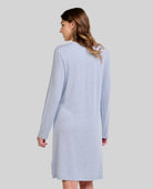Mujer luce camisón azul acero de manga larga y hasta la rodilla para invierno