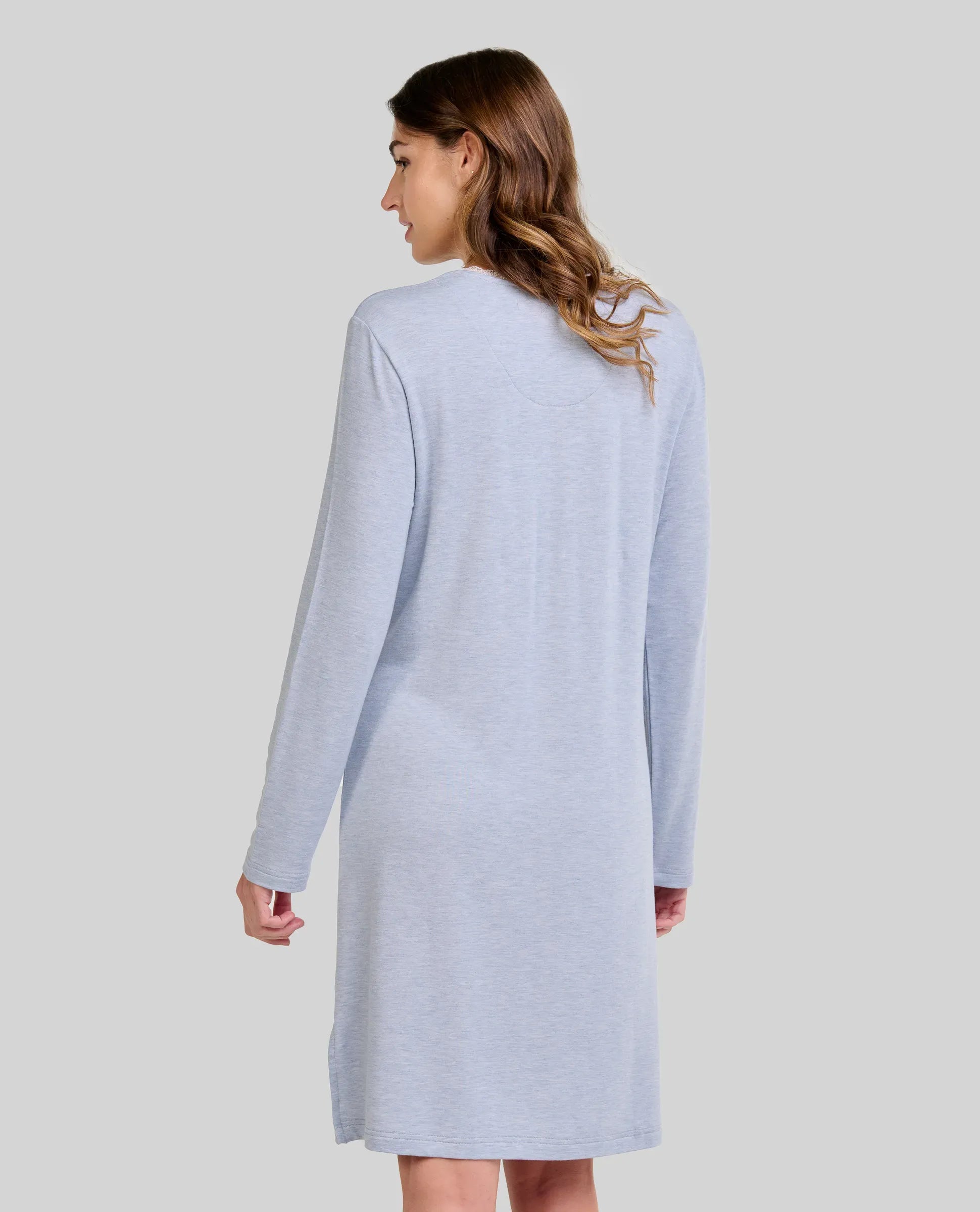 Mujer luce camisón azul acero de manga larga y hasta la rodilla para invierno