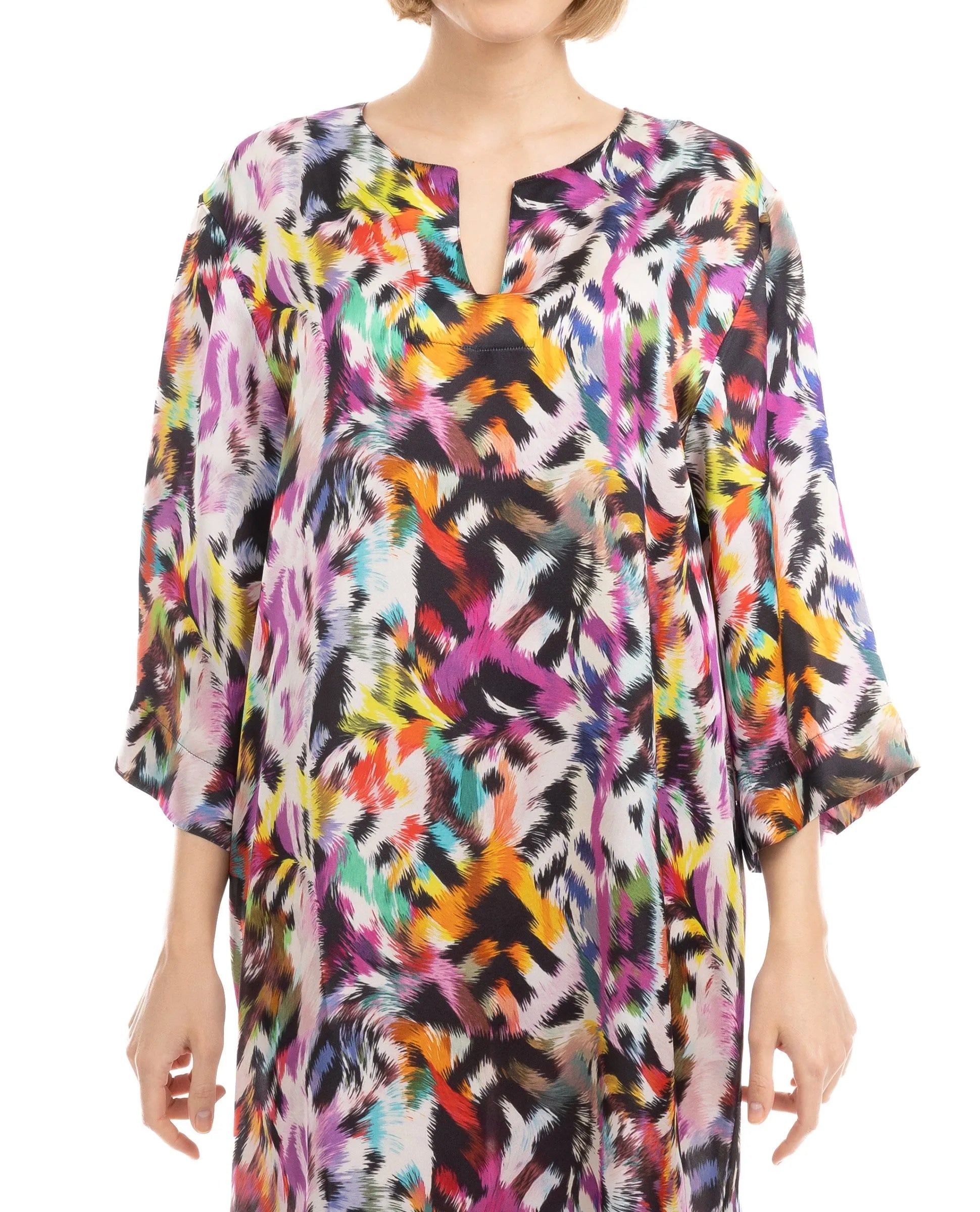 Detalle caftan de seda natural estampado para verano