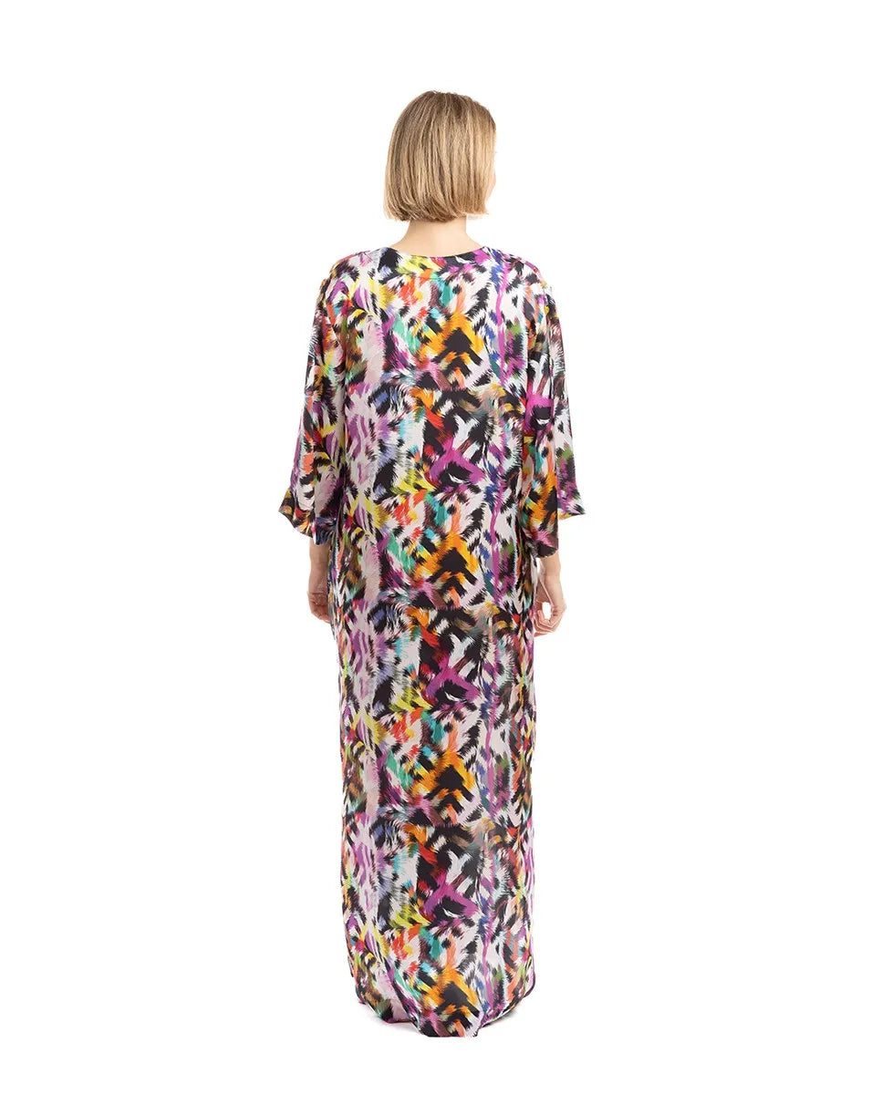 Mujer con Kaftan de seda natural manga sentada al codo