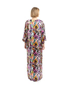 Mujer con Kaftan de seda natural manga sentada al codo