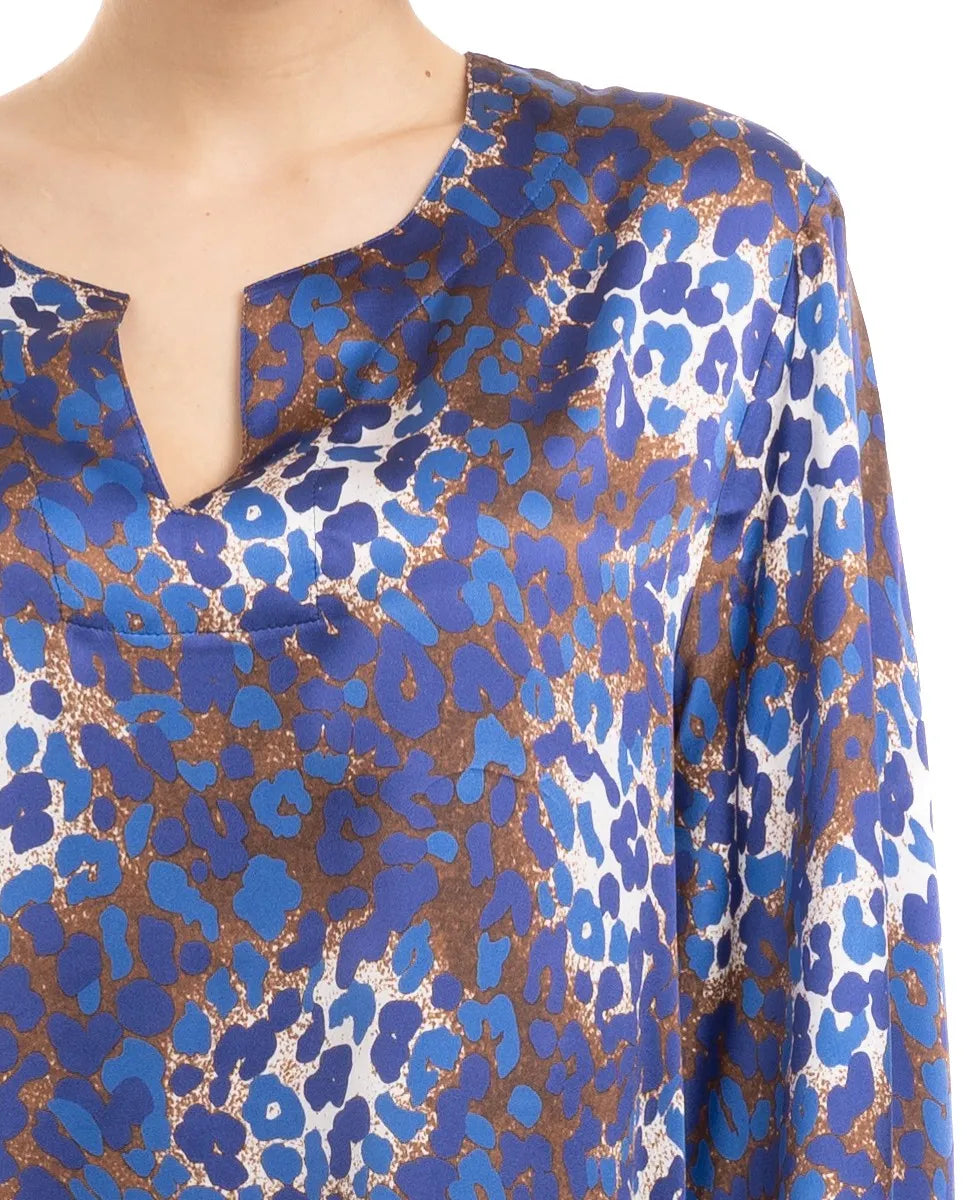 Vista trasera de Mujer con Kaftan de seda natural  estampado animal print azul