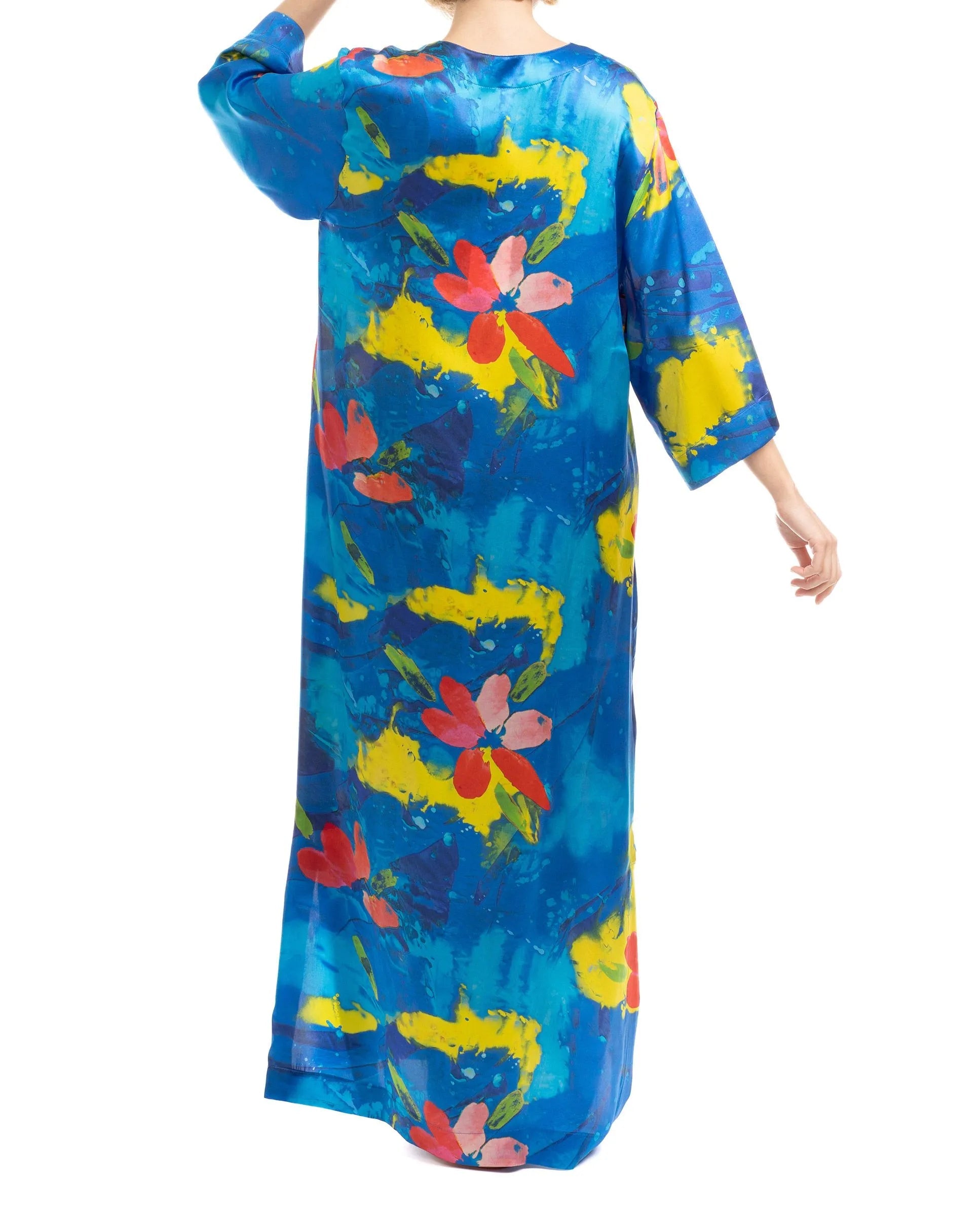 Vista trasera de modelo con kaftan largo de estampado multicolor