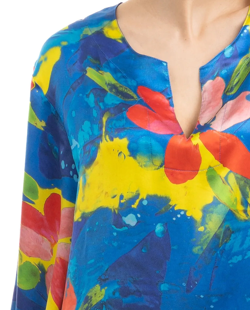 Vista detalle de escote de caftán con cuello redondo abierto multicolor
