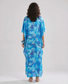 Mujer de espaldas con kaftan de seda natural largo estampado azul
