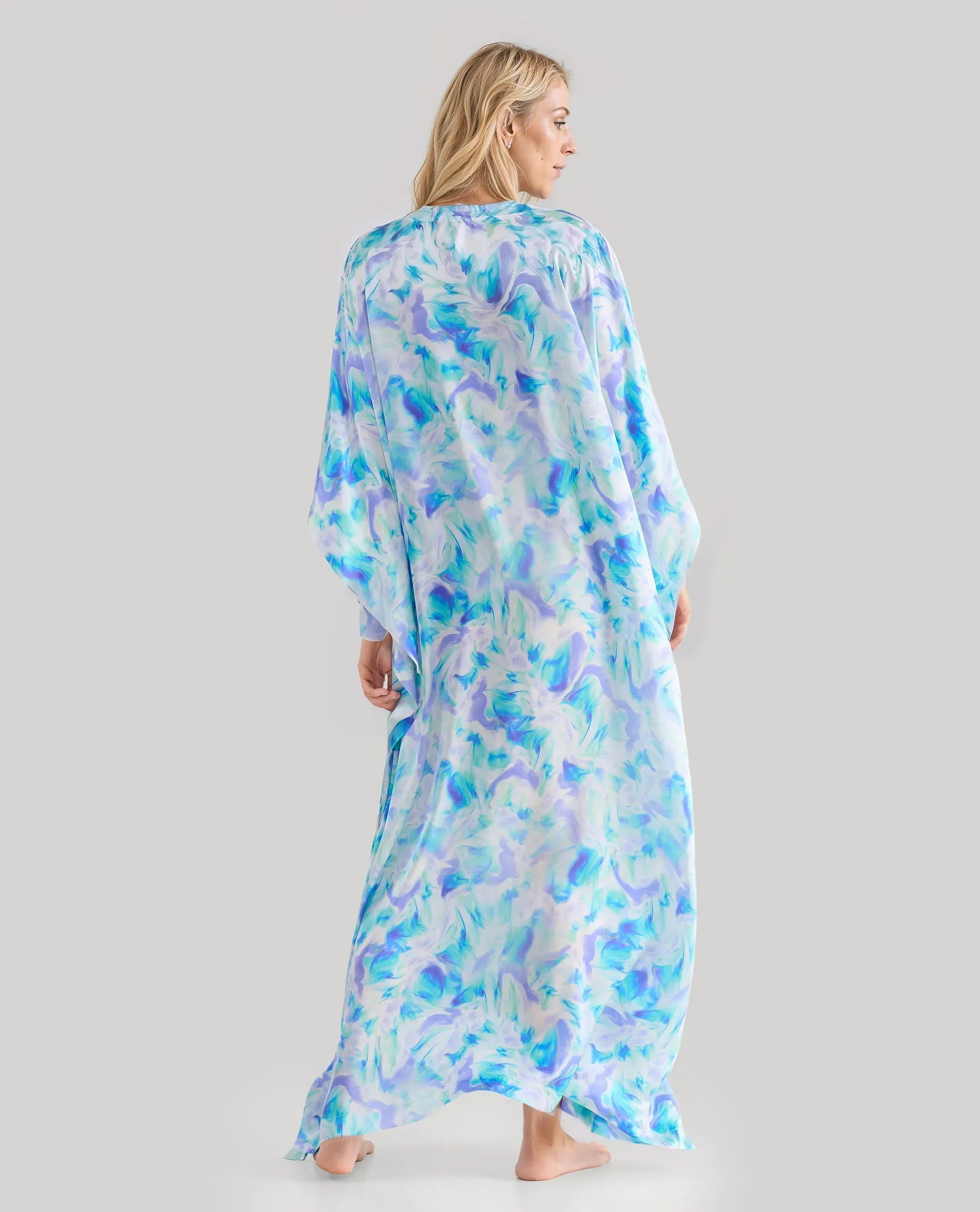 Vista trasera de Caftán de verano largo y manga mariposa con estampado abstracto en tonos azules y morados