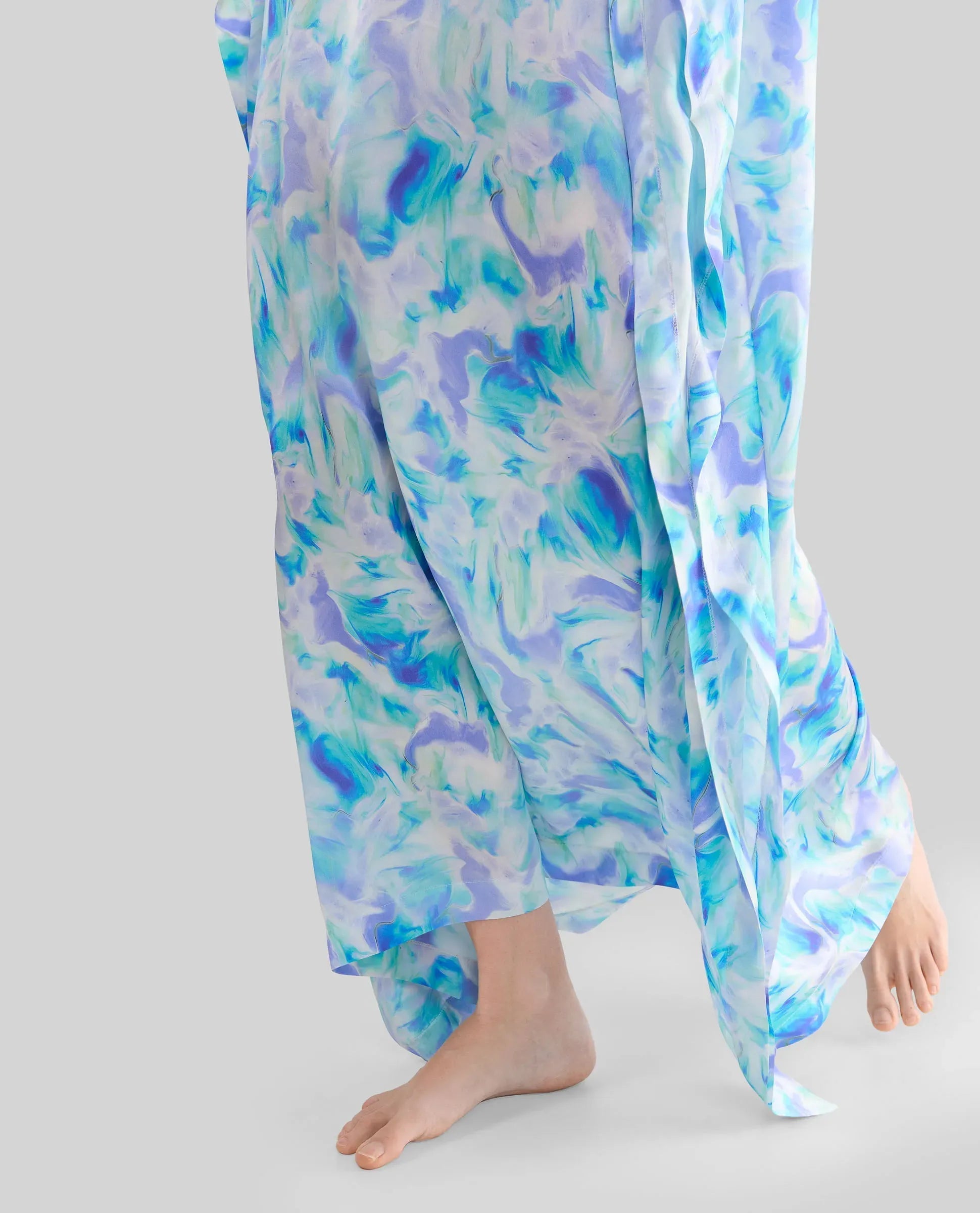 Vista detalle del estampado abstracto del caftán de seda natural de mujer para verano