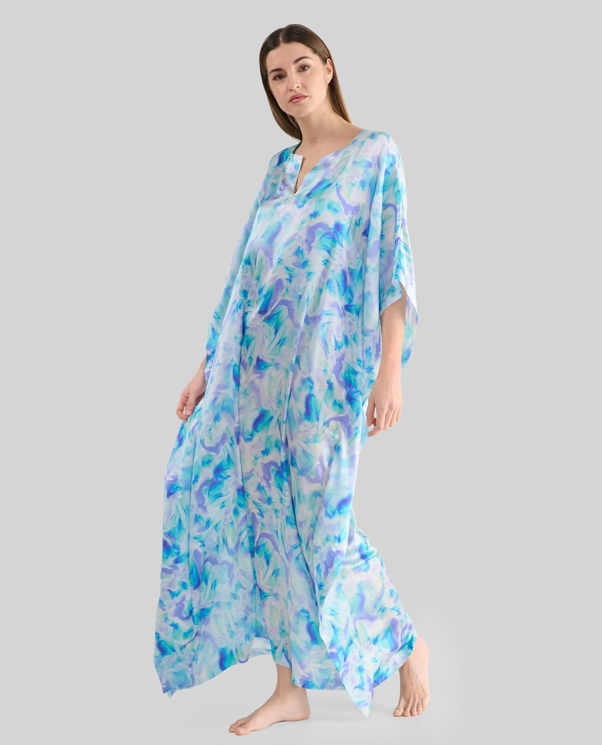Mujer con Kaftan de seda azul estampado