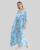 Mujer con Kaftan de seda azul estampado