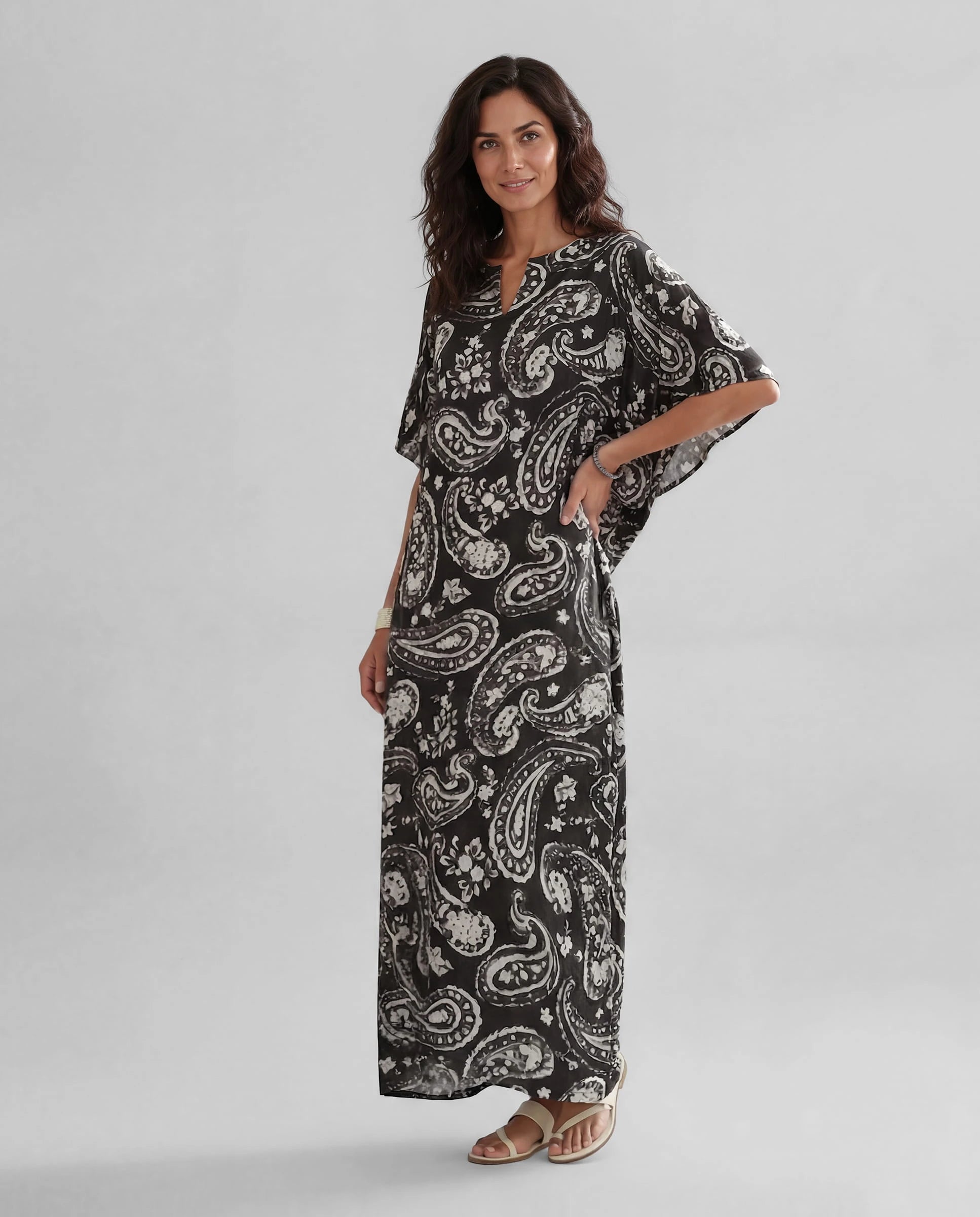 Mujer con kaftan de seda natural estampado con escote redondo y abertura central con manga mariposa al codo