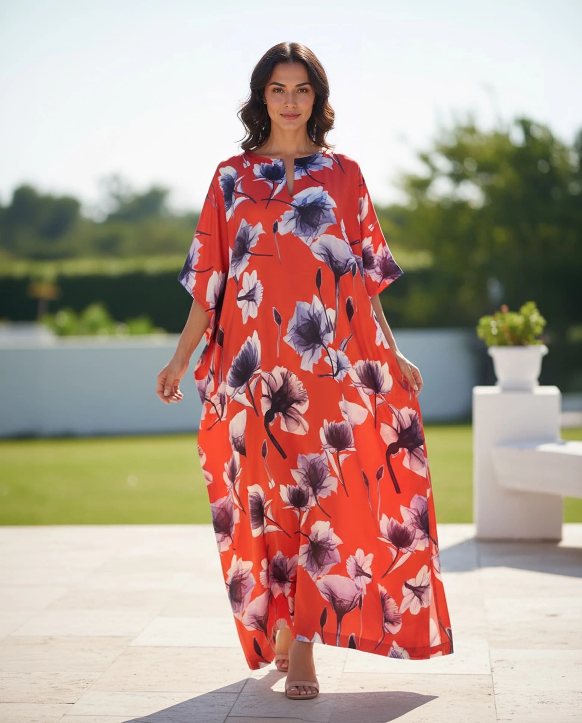 Modelo luce caftán rojo de seda estampado flores