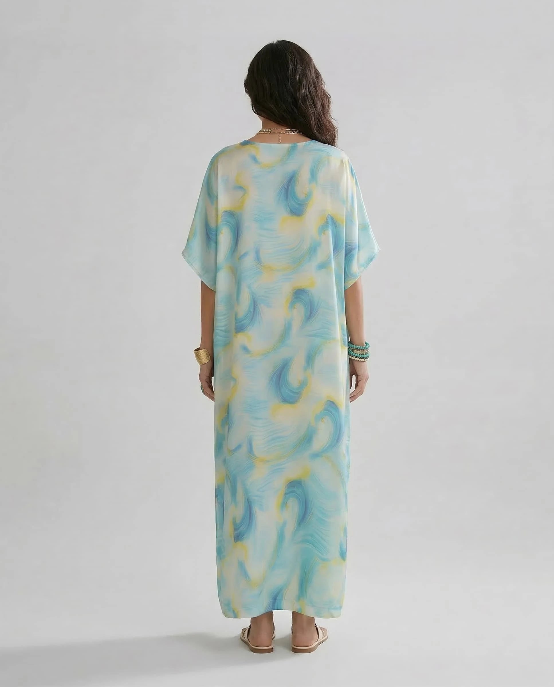 Modelo de espaldas con el kaftan largo de seda
