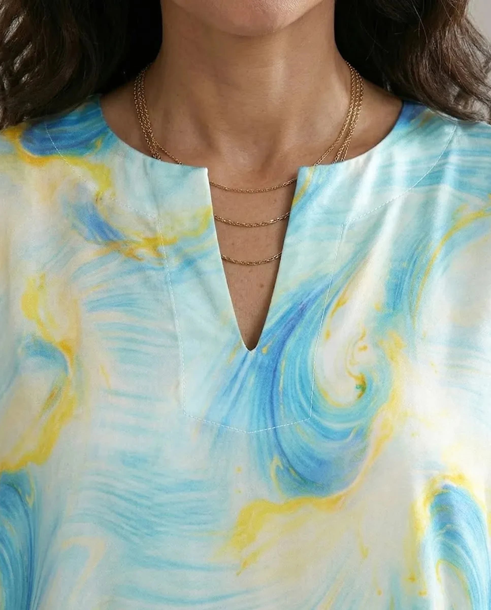 Detalle de escote abierto del kaftan de seda