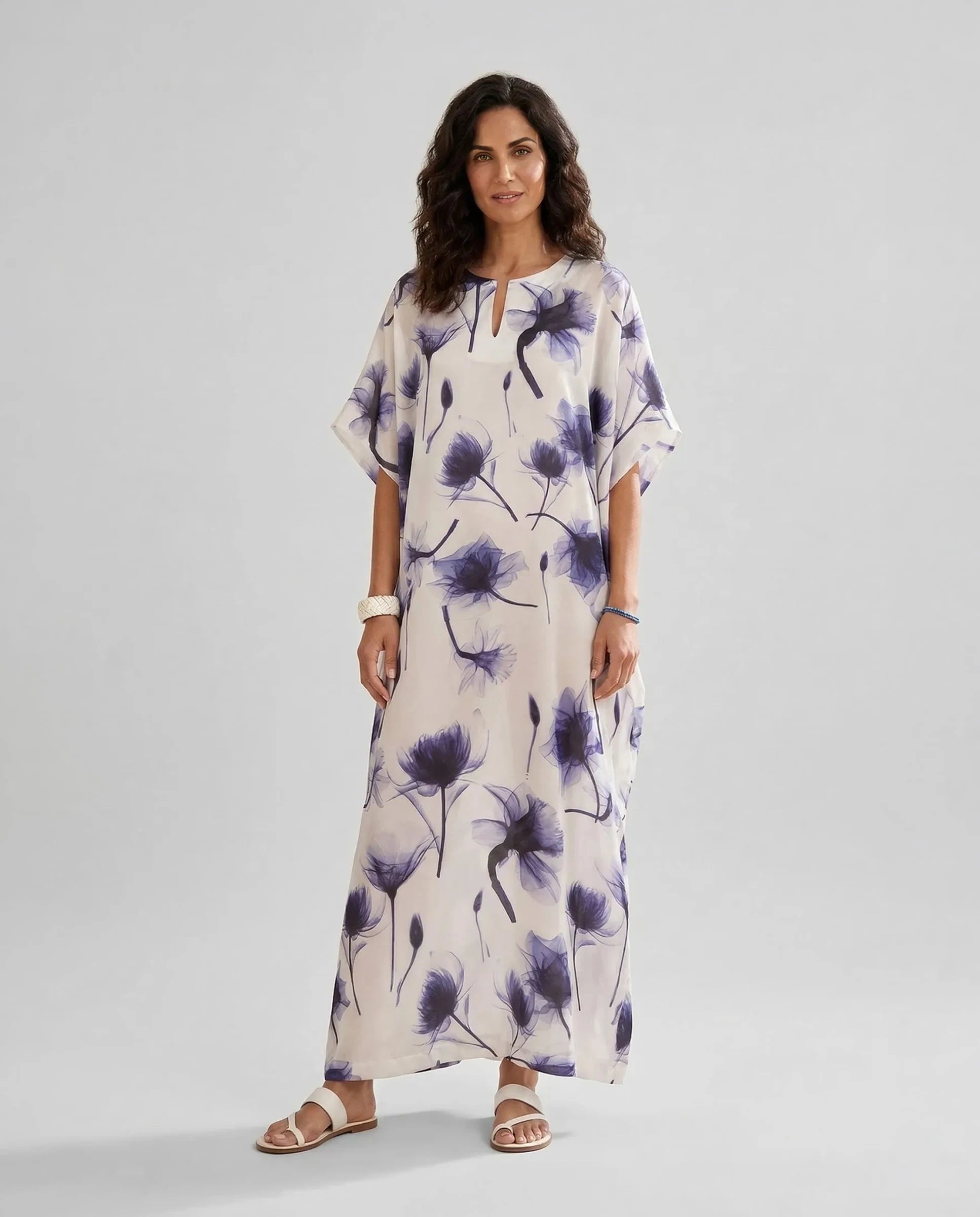Mujer viste elegante caftan de seda natural blanco estampado de flores azules