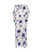 Caftan de seda natural blanco estampado de flores azules de escote redondo y abertura central, manga mariposa al codo.