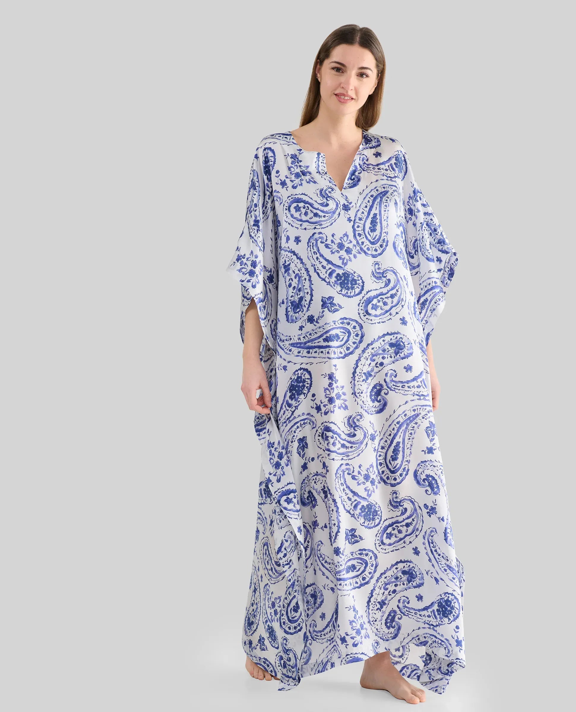 Mujer con caftán veraniego largo de seda natural de escote abierto y manga mariposa blanco con estampado azul