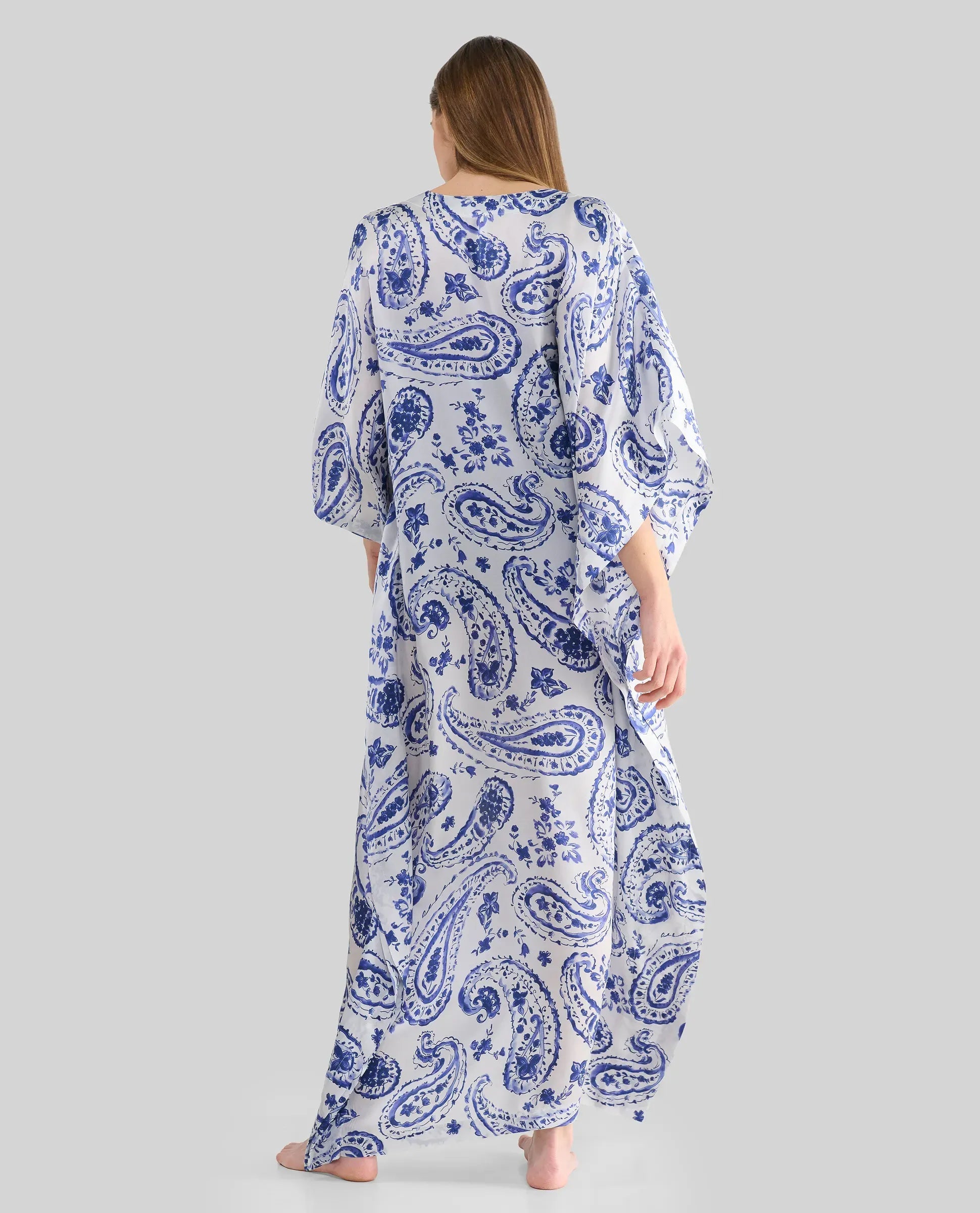 Vista trasera de caftán largo en seda 100% con estampado azul y manga mariposa al codo
