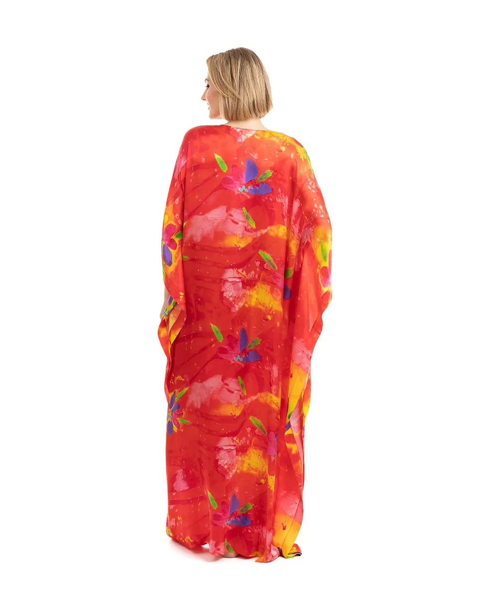 Vista de espaldas de mujer con caftán de seda rojo con flores para verano