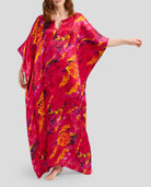 mujer con Kaftan de seda rojo estampado de flores