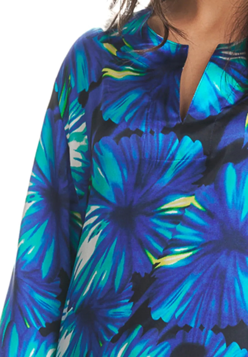 Detalle escote del kaftan de seda floreado para mujer