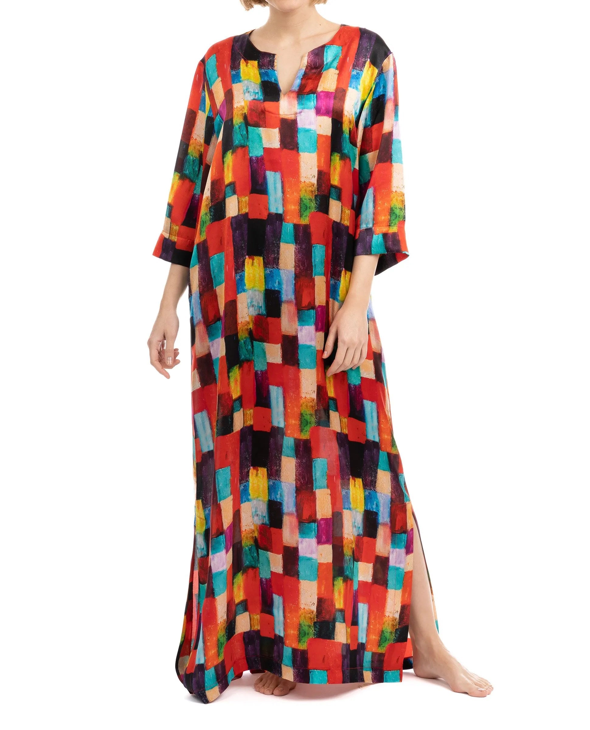 Mujer con caftan de seda natural estampado con escote redondo y abertura central