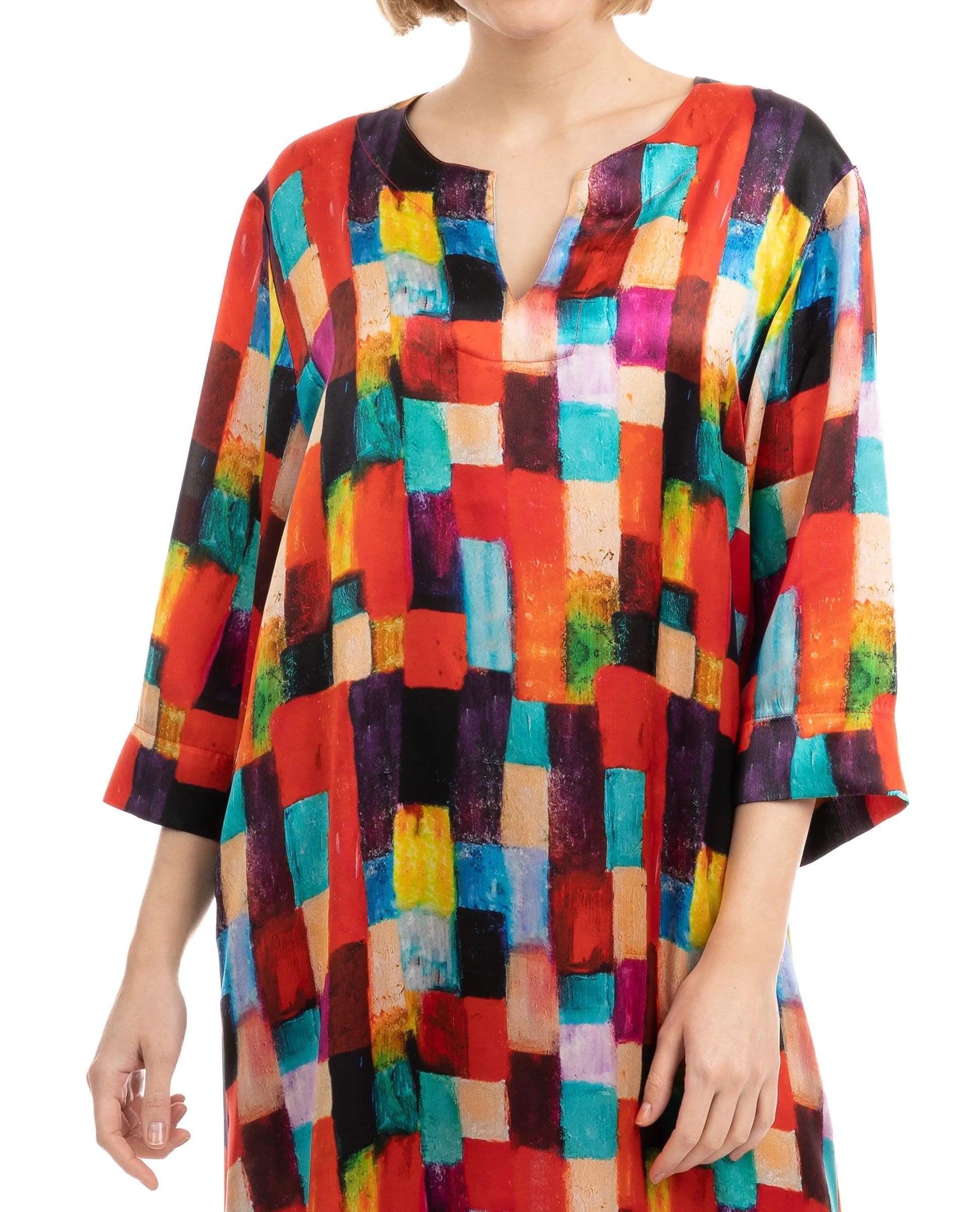 Detalle cuello abierto de kaftan de seda estampado geométrico