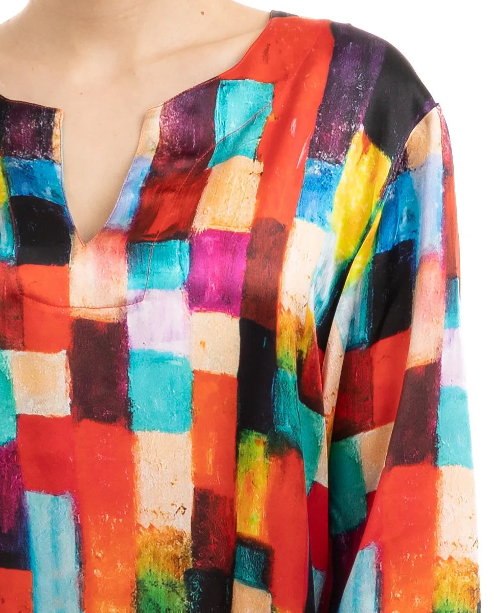 Mujer con caftán de seda multicolor para verano largo