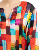 Mujer con caftán de seda multicolor para verano largo