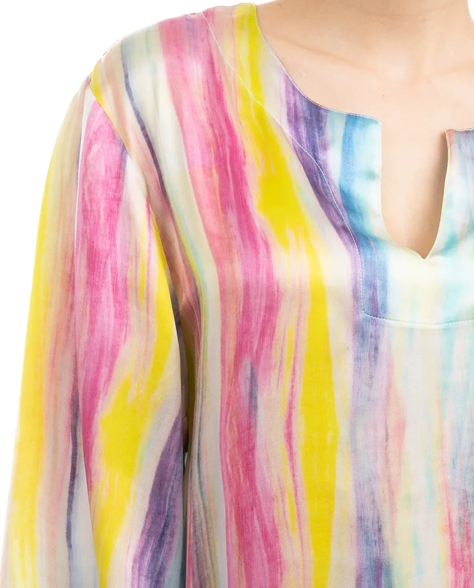 Detalle del cuello redondo abierto de caftán de verano de seda multicolor