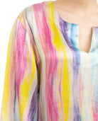 Detalle del cuello redondo abierto de caftán de verano de seda multicolor