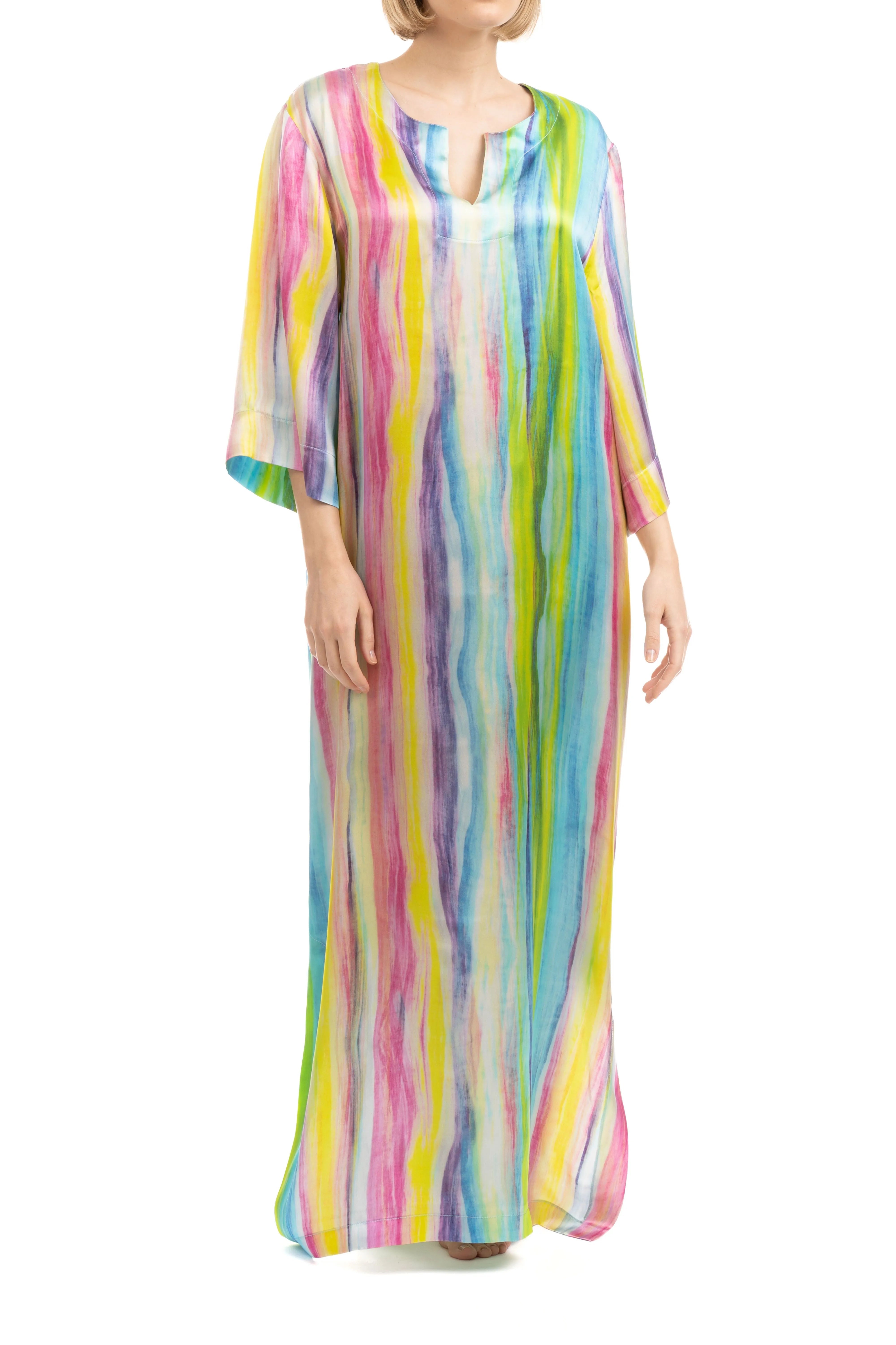 Mujer con caftán de seda multicolor para verano largo