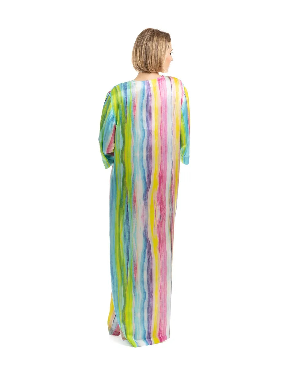 Mujer luce kaftan de seda natural multicolor