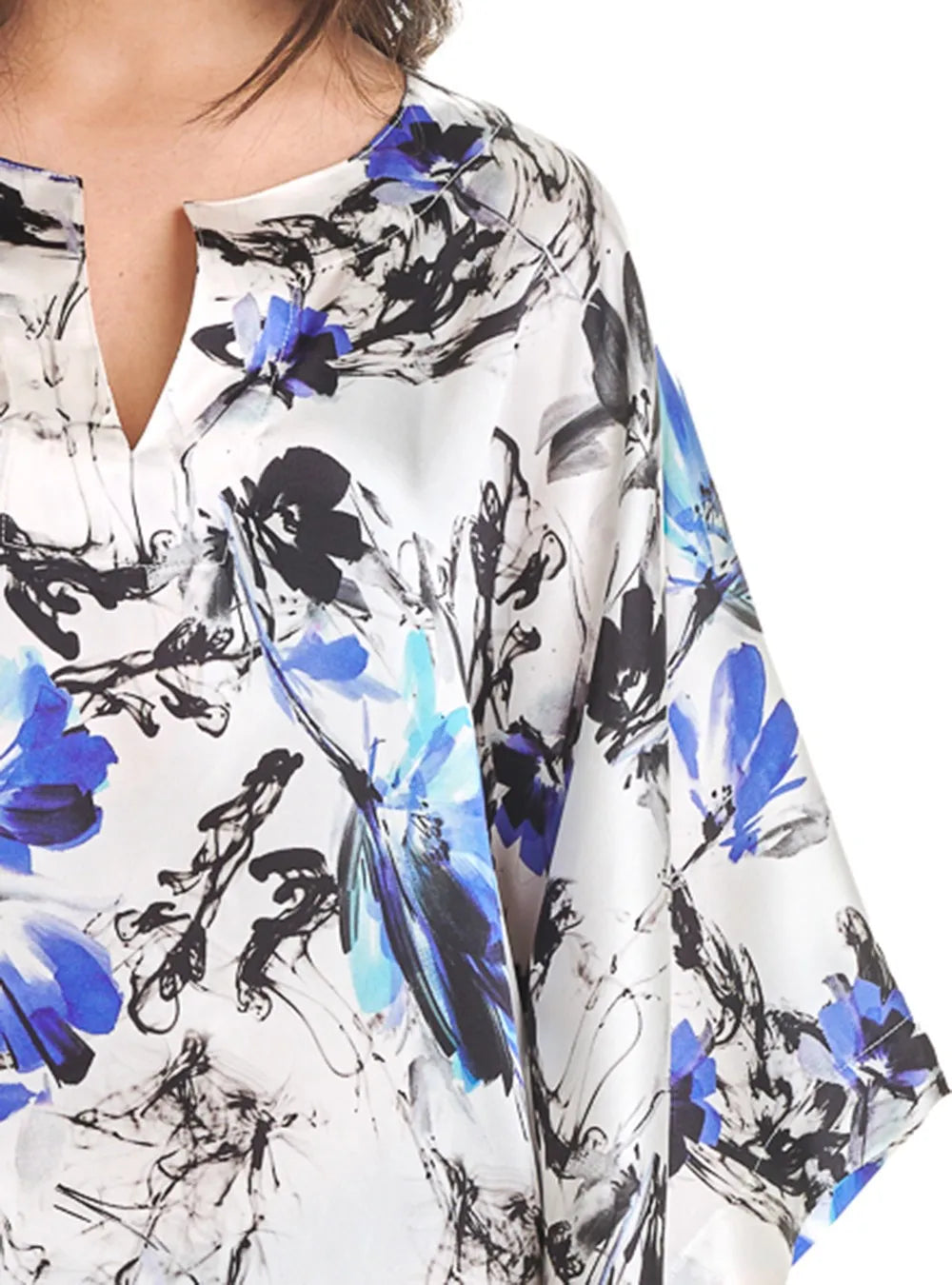 Detalle escote redondo y estampado floreado del kaftan de verano