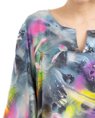 Mujer con Caftán seda natural para verano estampado con escote redondo y abertura central