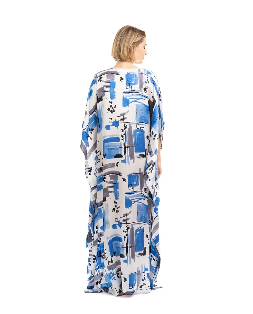 Kaftan de seda natural estampado con escote redondo y abertura central, manga mariposa al codo y largura total.